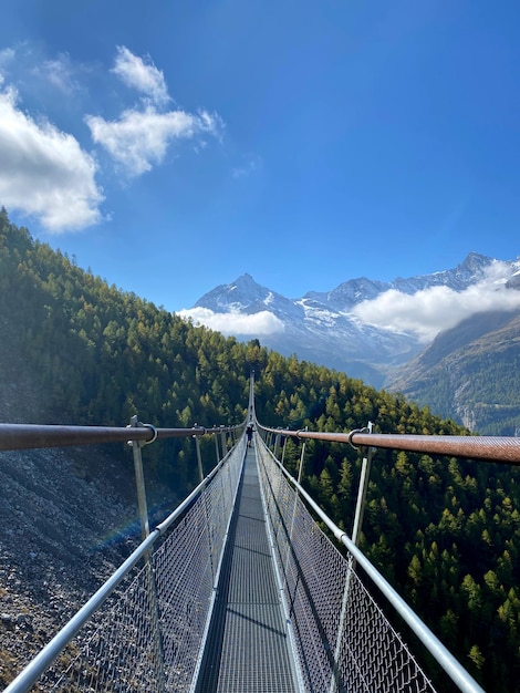 Foto charles kuonen hangebrucke im wallis