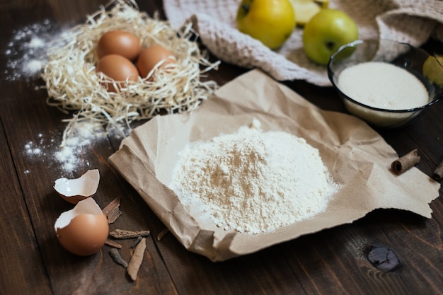 Ingredienti della torta di charlotte sulla tavola di legno