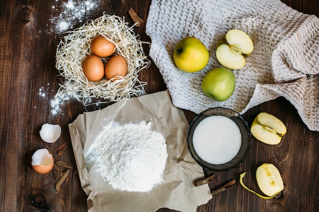 Charlotte-cakeingrediënten op houten lijst