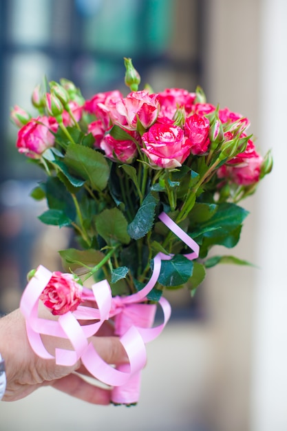 Charmant boeket rozen in de hand van de vrouw