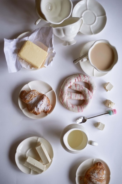 Charmant Frans ontbijt witte set en croissants boter marshmallows en pretzel Een helder palet