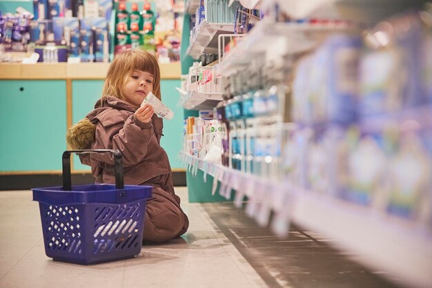 charmant kind dat winkelt in een supermarkt in Denemarken