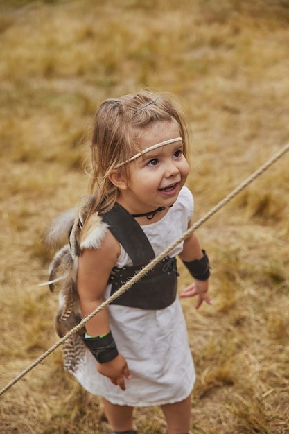 Charmant kind in primitieve kleren op het vikingfestival in Denemarken