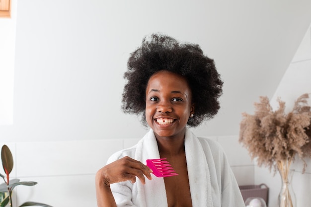 Charmant lachend Afro-Amerikaans meisje met slordig haar