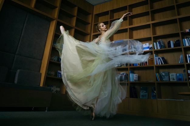Charmante ballerina ging naar de bibliotheek om tijdens een pauze een nieuw boek te kiezen om je stretching en flexibiliteit te laten zien