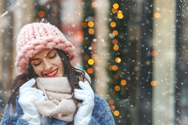 Charmante brunette vrouw in jas wandelen in de stad tijdens de sneeuwval. Lege ruimte