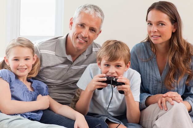 Charmante familie die videogames speelt