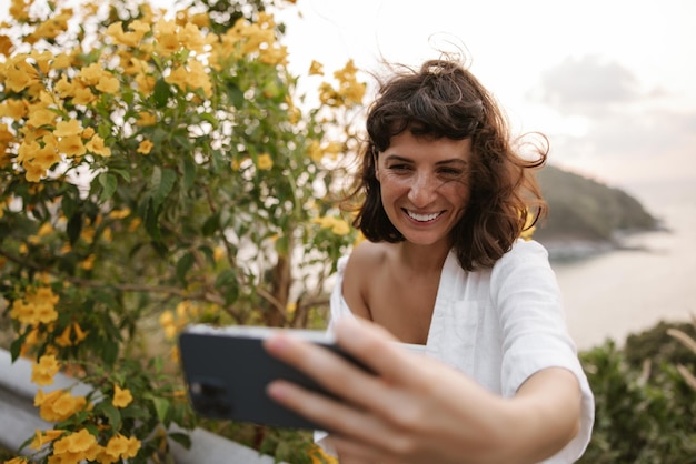 Charmante glimlach vrouw met telefoon