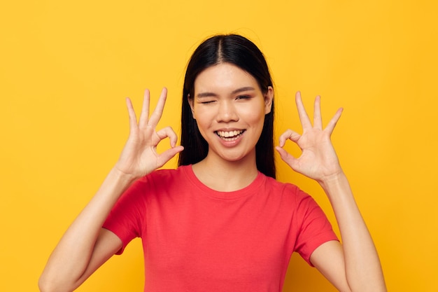 Charmante jonge Aziatische vrouw gebaren met haar handen in casual kleding copyspace studiomodel ongewijzigd