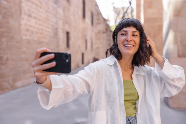 Charmante jonge vrouw met telefoon en glimlach