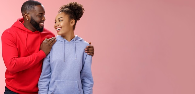 Charmante lieflijke stel in een liefdesrelatie steunen elkaar kijken zorgzaam gepassioneerde ogen glimlachen