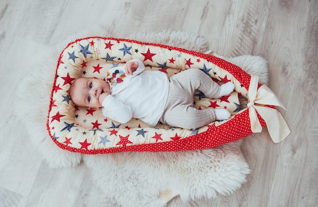 charmante pasgeboren baby in een rode wieg