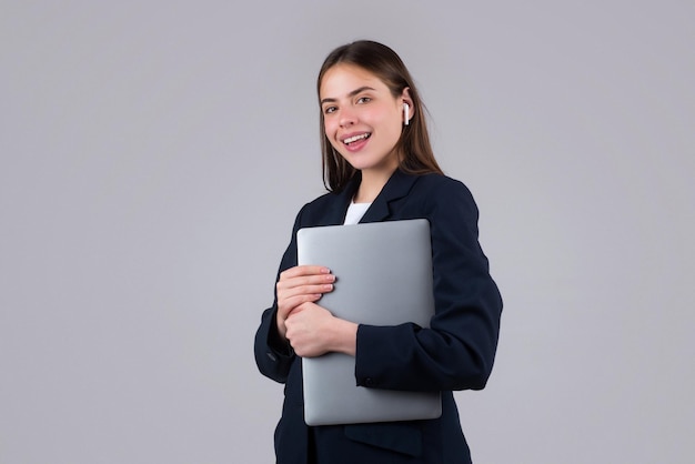 Charmante positieve dame houdt laptop geïsoleerde achtergrond jonge secretaresse