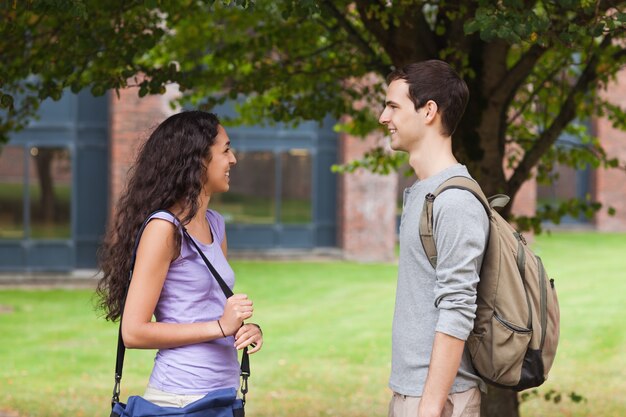 Charmante studenten flirten