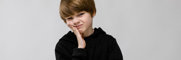 Charmante tiener met blond haar en donkere ogen.