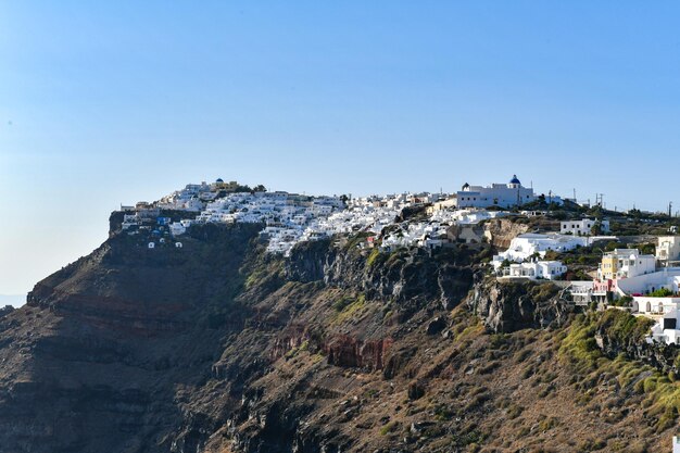 Charmante uitzicht Fira dorp op het eiland Santorini Griekenland Traditionele beroemde blauwe koepel kerk over de Caldera in de Egeïsche zee Traditionele blauwe en witte Cycladen architectuur