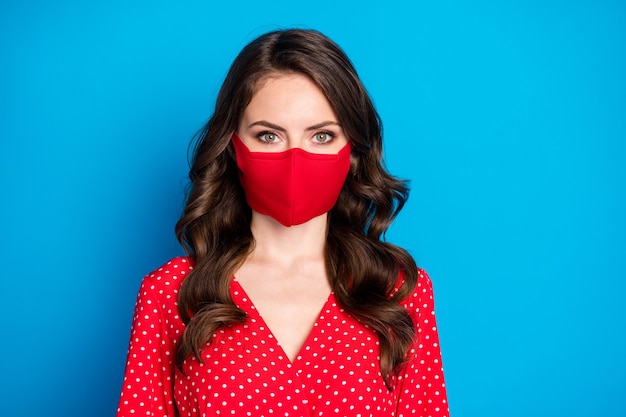 charmante verantwoordelijke brunette dame draagt een rood medisch masker