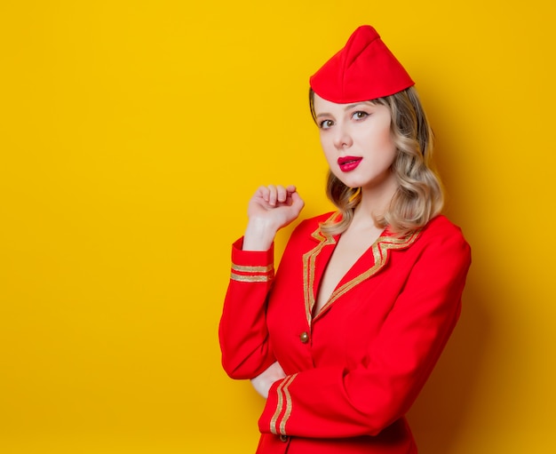 charmante vintage stewardess dragen in rode uniform