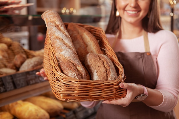 Charmante vrouw die bij haar bakkerijwinkel werkt