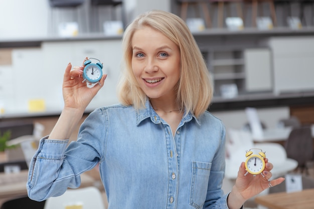 Charmante vrouw die bij meubelwinkel winkelt