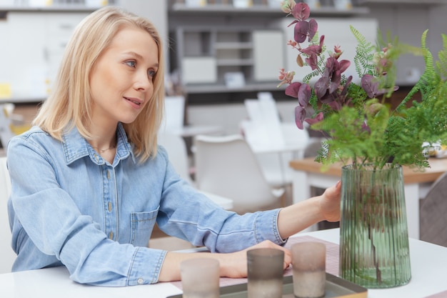 Charmante vrouw die bij meubelwinkel winkelt