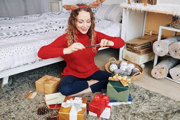 Charmante vrouw fotograferen van geschenken