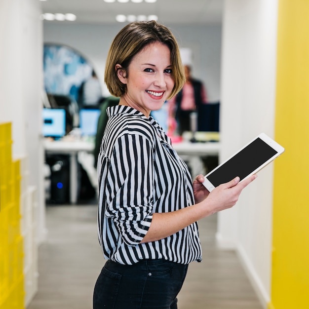 Foto charmante vrouw met tablet in office