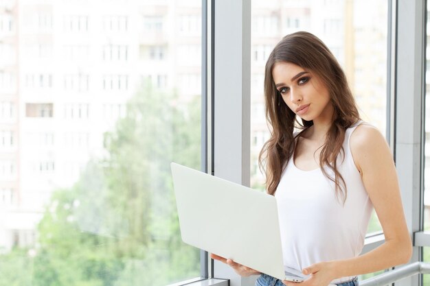 Charmante zakenvrouw zitten werken op laptop in office