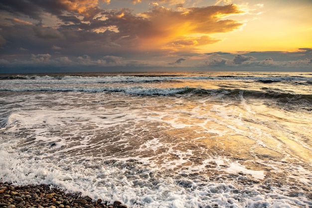 Charmante zonsondergang op het strand van de Zwarte Zee in Georgië