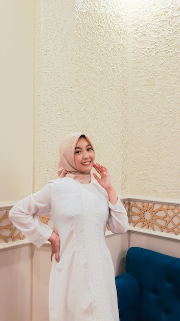 Charme van Indonesië vrouw met hijab vrolijke uitdrukking handen die taille en kin vasthouden met islamitische