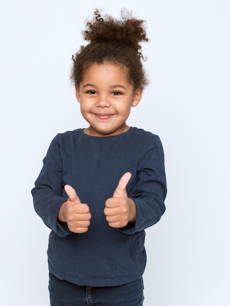 Photo charming african american child in gray t-shirt