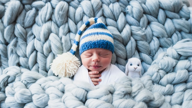 写真 帽子で眠っている魅力的な赤ちゃん