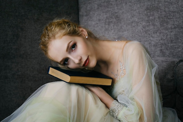 Photo charming ballerina went to the library to choose a new book during a break showing your stretching and flexibility