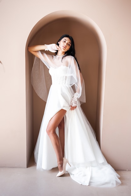 Affascinante sposa vestita con un abito da sposa