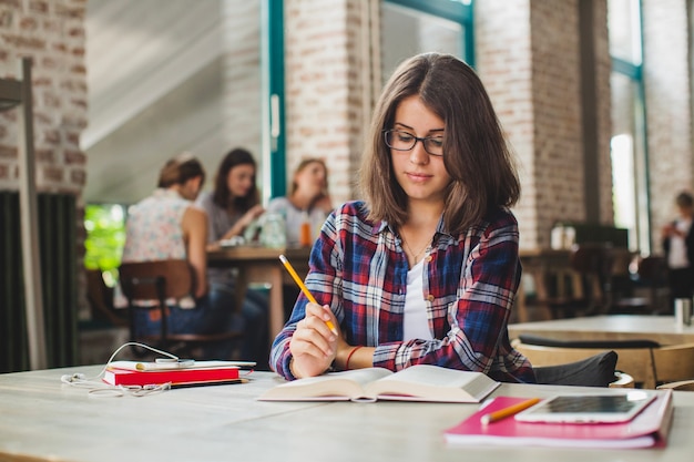 Photo charming brunette studying alone