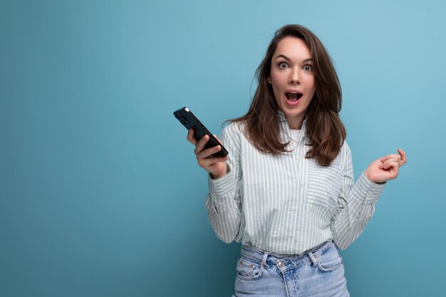 Photo charming brunette young lady uses smartphone to communicate online