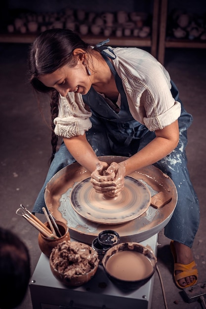 魅力的な陶芸家の達人が、新しい傑作を生み出しています。フリーランス、ビジネス、趣味の女性のためのコンセプト。