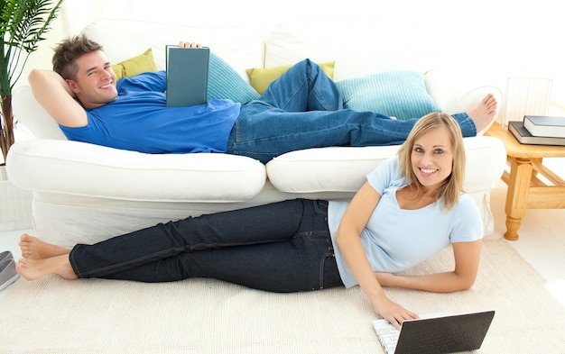 Photo charming couple having free time together