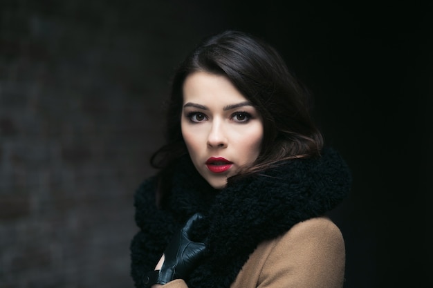 Affascinante modella femminile in un cappotto.