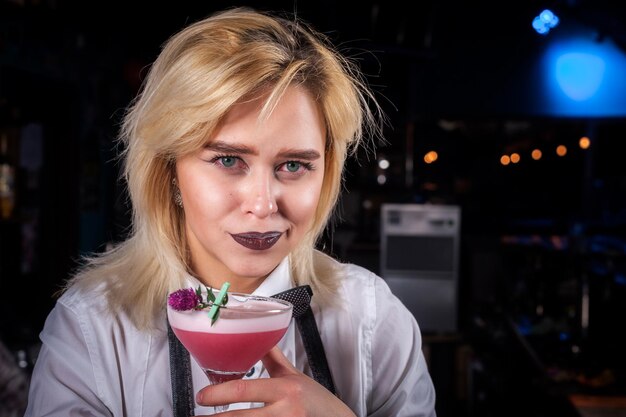 Photo charming girl bartending places the finishing touches on a drink