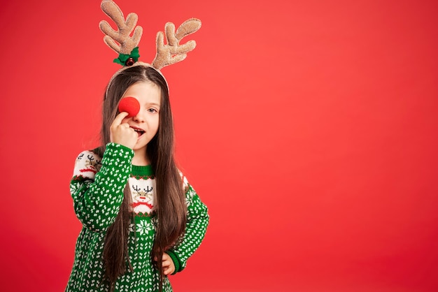Photo charming girl having a crazy day at christmas