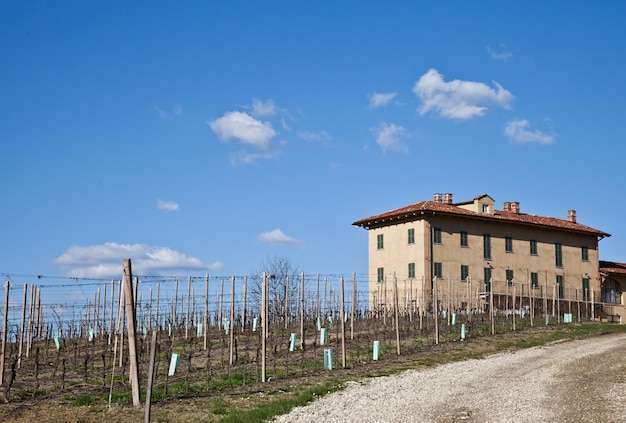 Affascinante villa italiana nel monferrato (regione piemonte, nord italia) durante la stagione primaverile