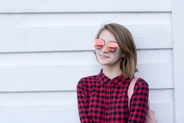 Foto signora affascinante con occhiali rosa alla moda