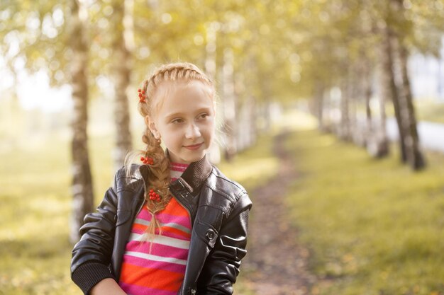 Photo charming little girl posing in autumn garden