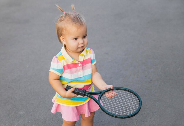 Photo charming little tennis player with a racket