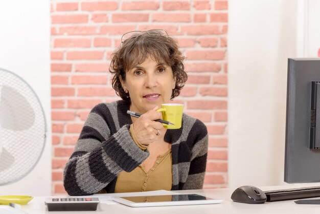 コーヒーを飲みながら魅力的な中年女性