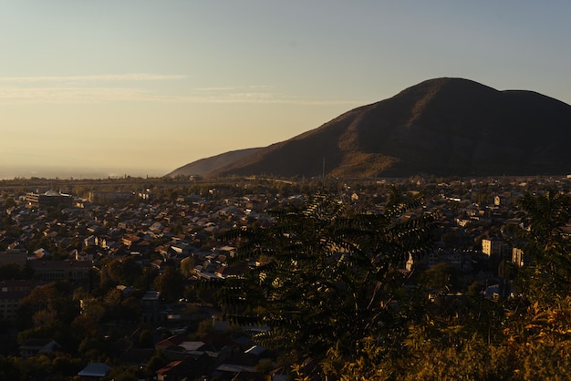 魅力的な自然と風景、果てしなく続く牧草地と野原、そして夕方の空の下の高い山