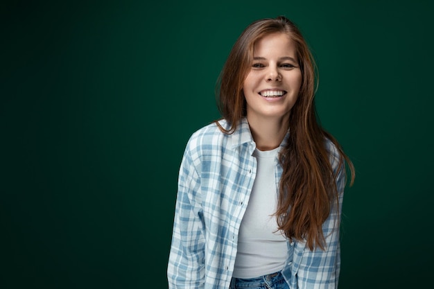 Photo charming smiling caucasian young woman having fun on green studio background