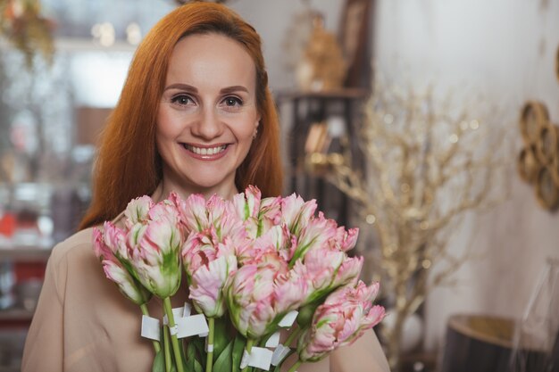 Donna affascinante che gode dello shopping a casa negozio di arredamento