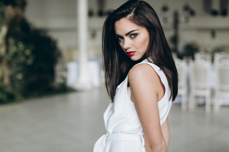 Photo charming woman in white dress